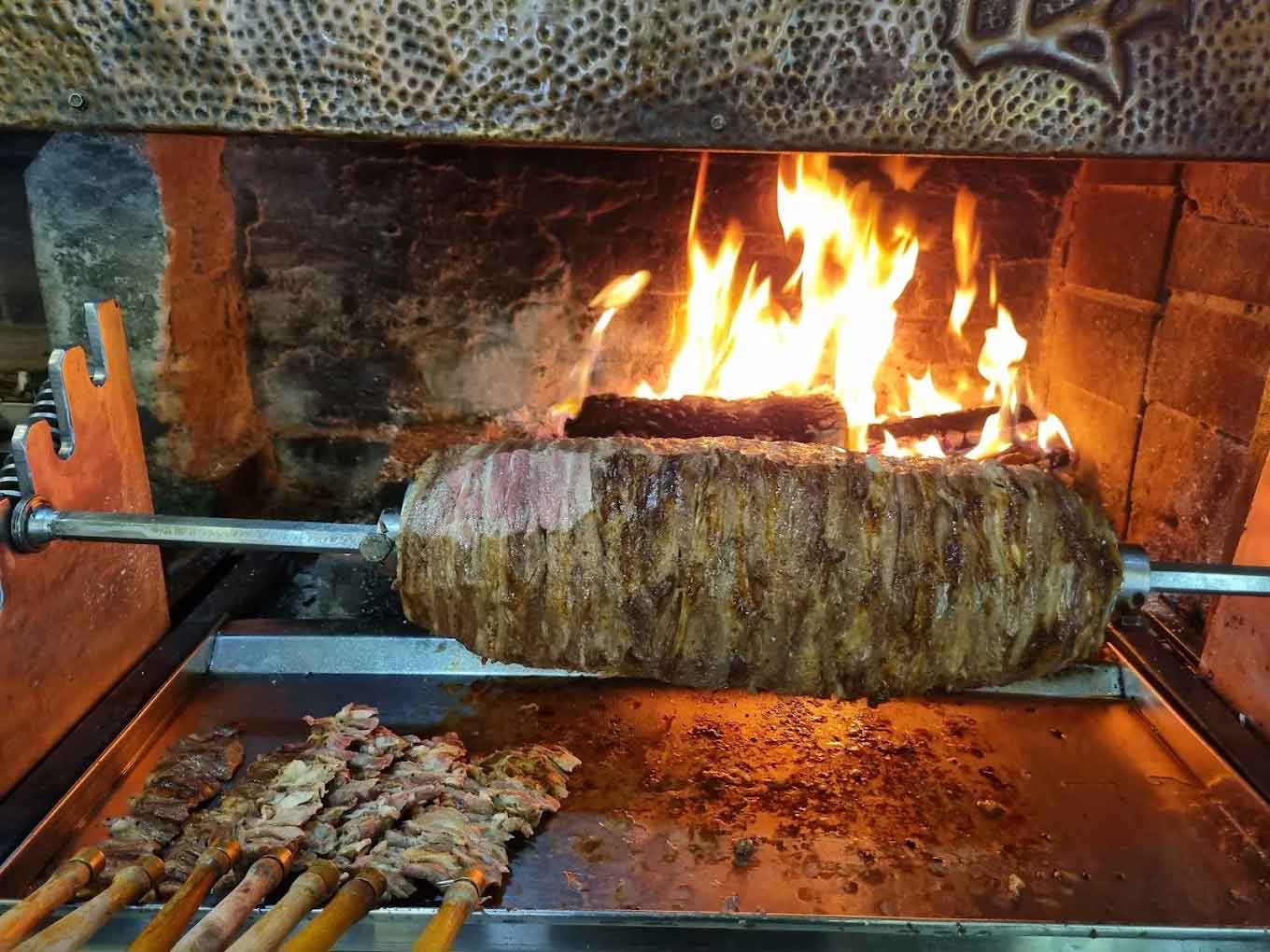 Odun ateşinde cağ kebap ocağı